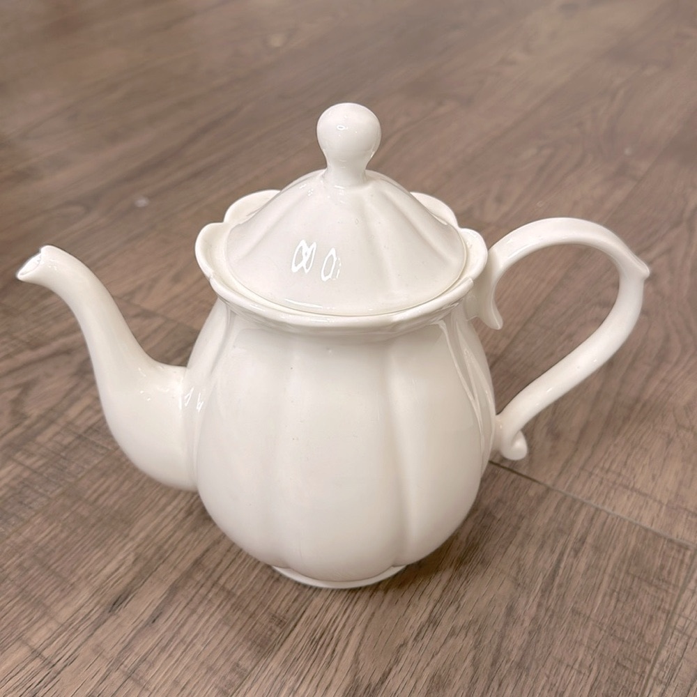 Glazed Ceramic Teapot Fluted w Scalloped Edge